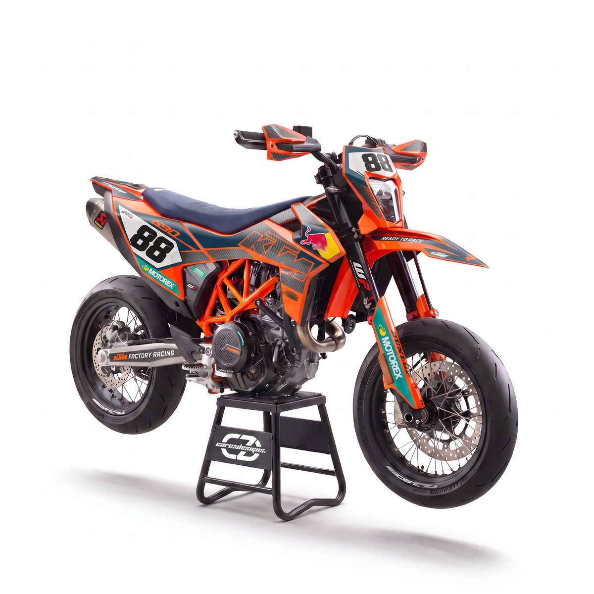 Vinilos KTM 690 SMC R (2020-2026) - Carbon Orange, vista tres cuartos