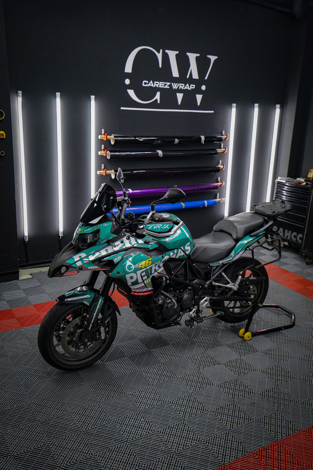 Vinilos Benelli TRK 502 (2018-2023) - Petronas, vista lateral
