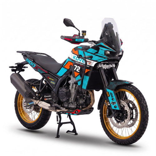 Kove 800X con kit de adhesivos Aqua Rally en turquesa, naranja y blanco con dorsal 72