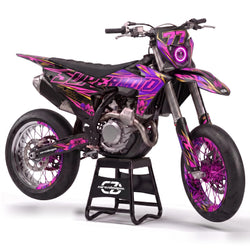 Kit adhesivos supermoto - Bloom, negro y magenta con motivos florales y dorsal 77