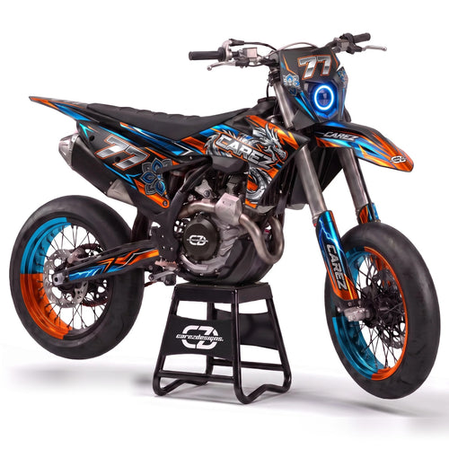 Kit adhesivos supermoto - Fusion, azul y naranja con llantas naranjas y dorsal 77