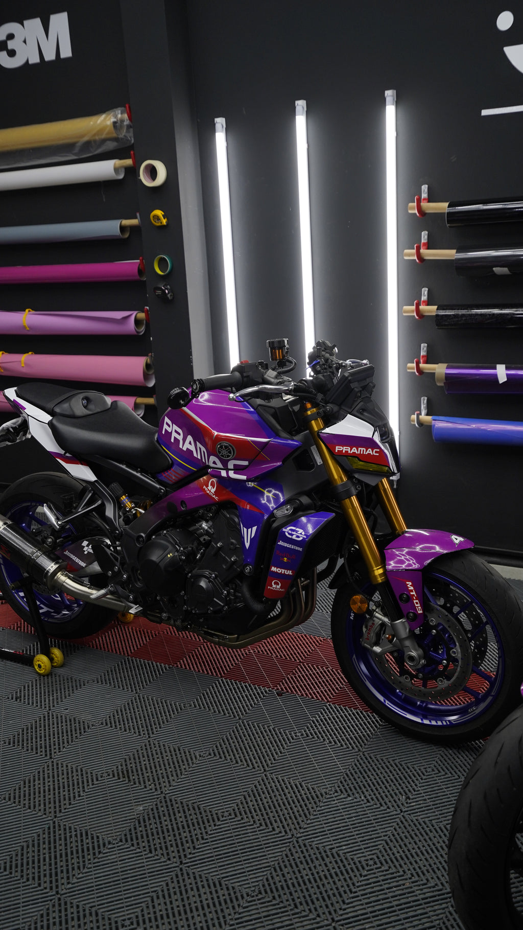 Kit adhesivos Yamaha MT-09 y MT-09 SP - Pramac Morado montado, foto real