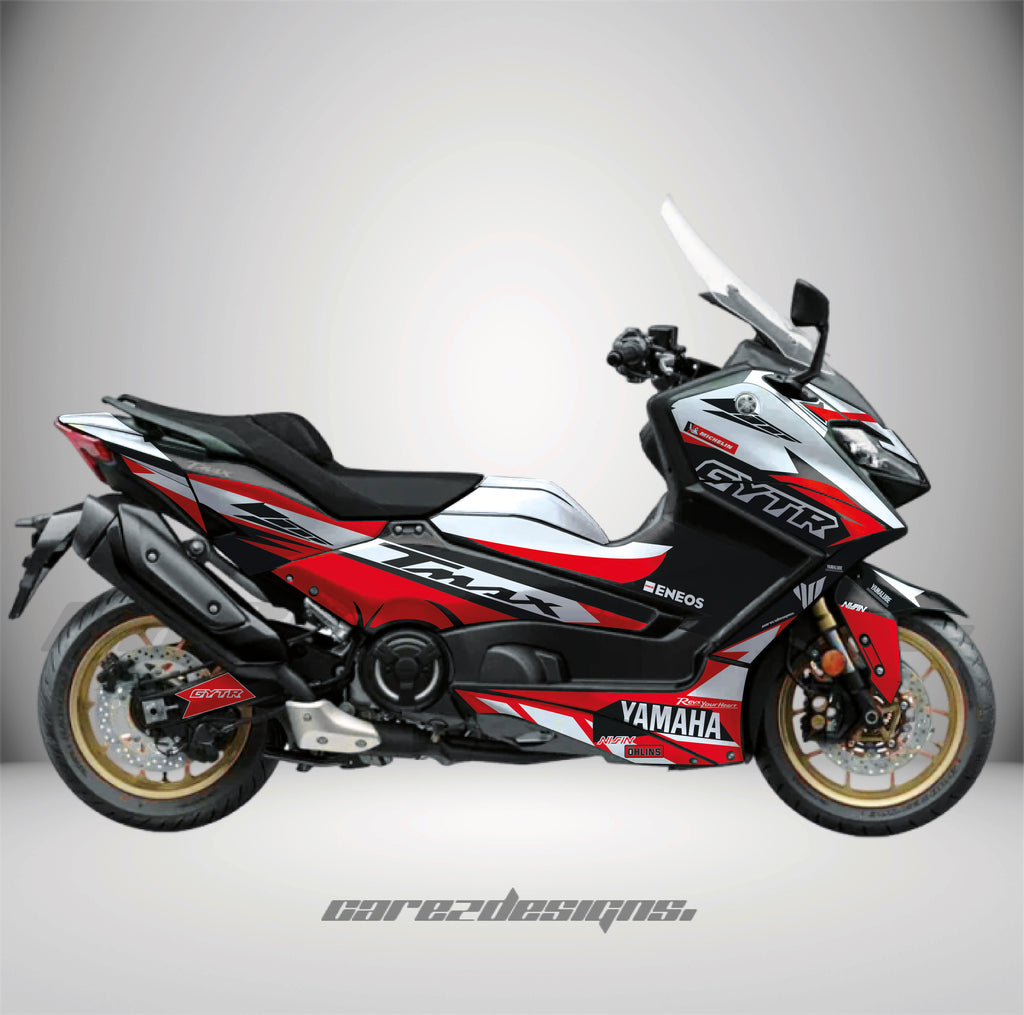 Detalle del kit de pegatinas GYTR rojo en una Yamaha TMAX
