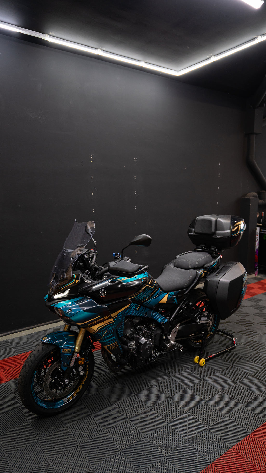 Kit adhesivos Yamaha Tracer 9 y 9GT (2015-2026) - Teal Gold montado, foto real