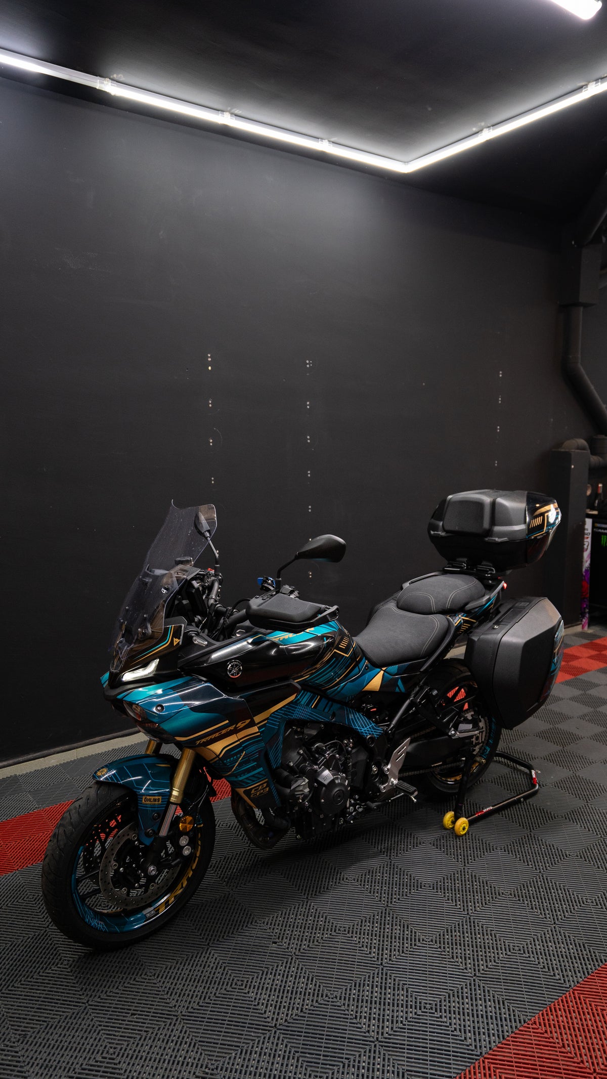 Kit adhesivos Yamaha Tracer 9 y 9GT (2015-2026) - Teal Gold montado, foto real