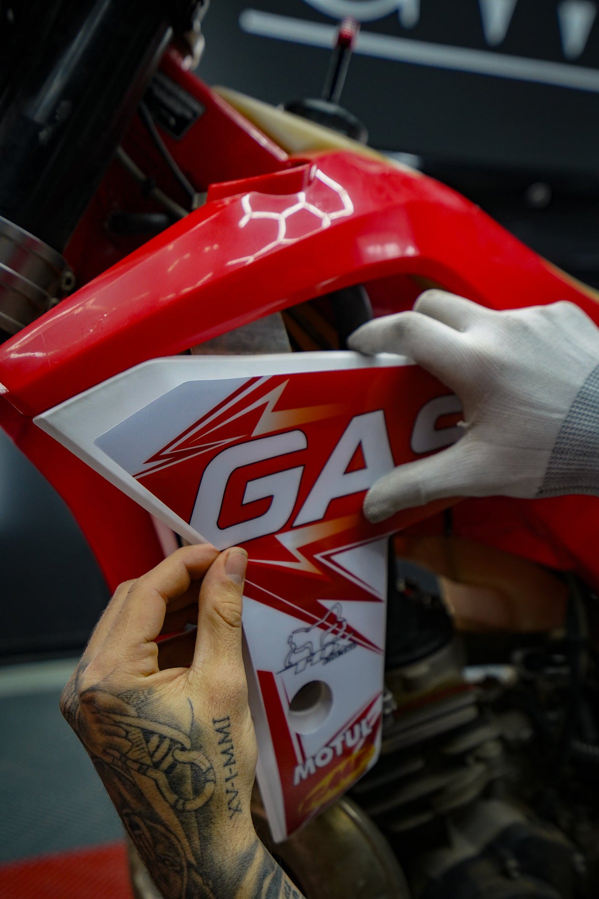 Montaje profesional de kits de adhesivos para moto, servicio extra de Carez Designs